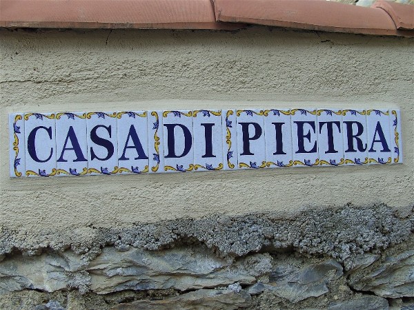 Casa di Pietra - Schild am Eingang